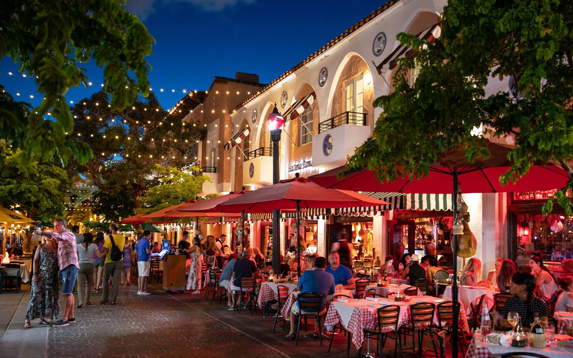 Española Way Restaurants, Shopping, and Entertainment